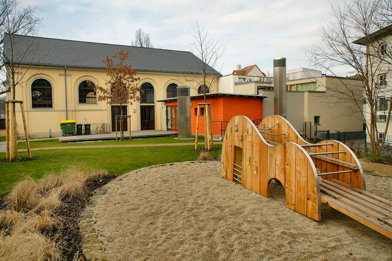 Im Hof ist Platz zum Spielen und Verweilen. Foto: Schneider