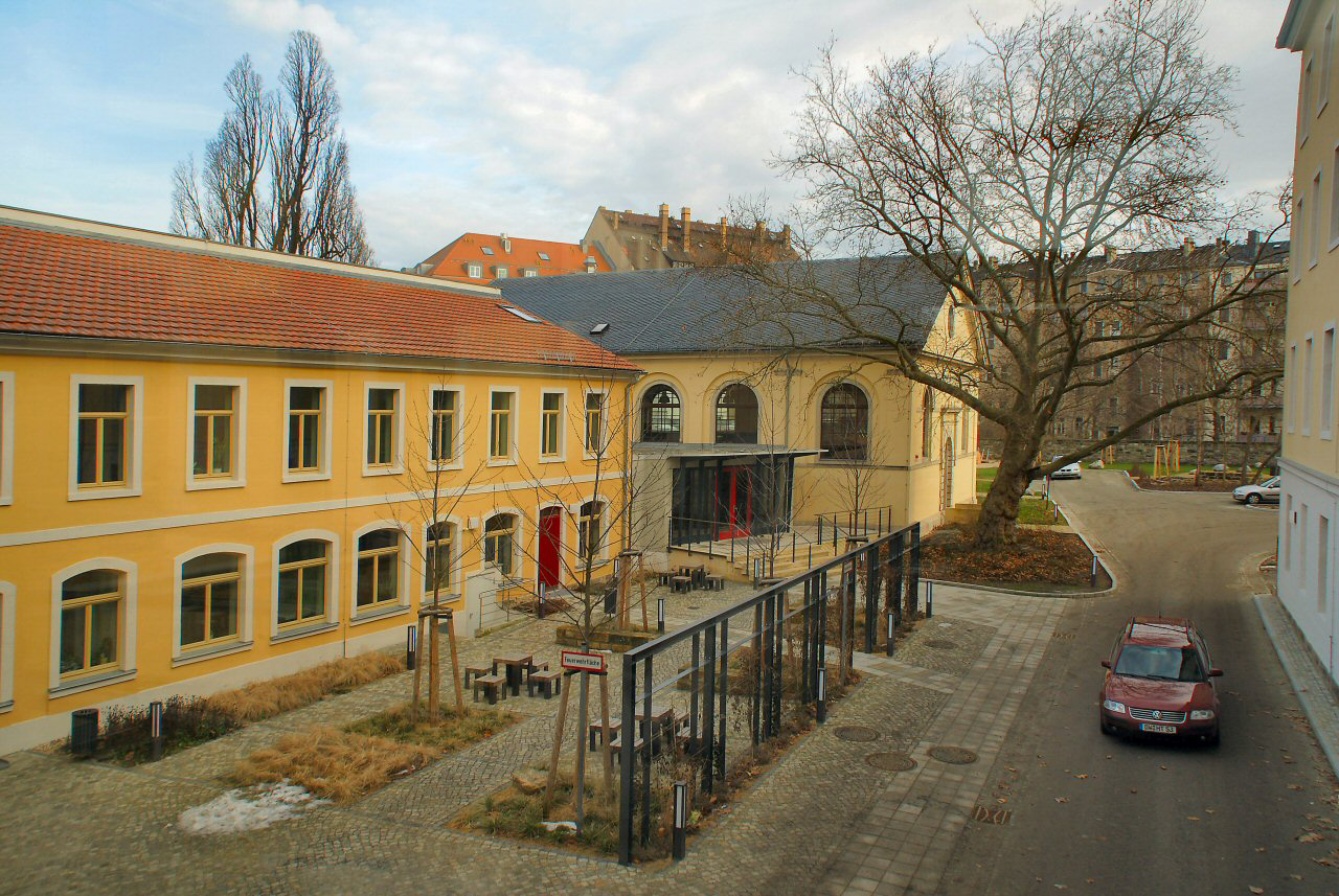 Zufahrt von der Glacisstraße mit Aula Foto: Schneider